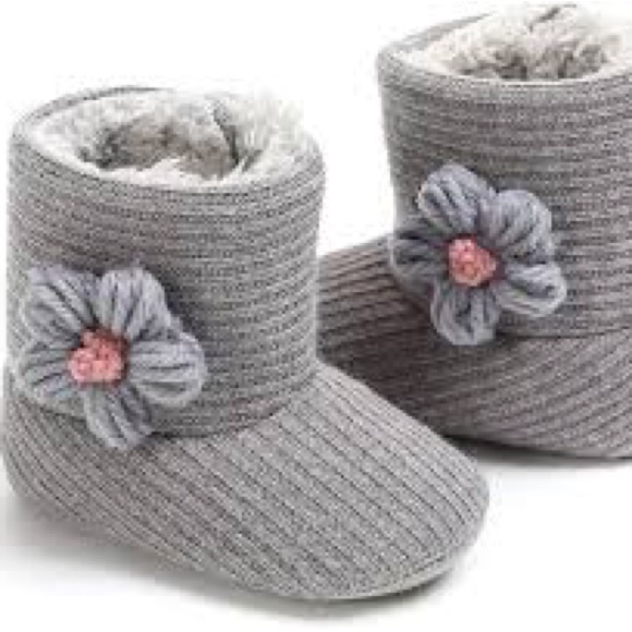 Other - NWOT Cute gray flower decoration knit winter booties
